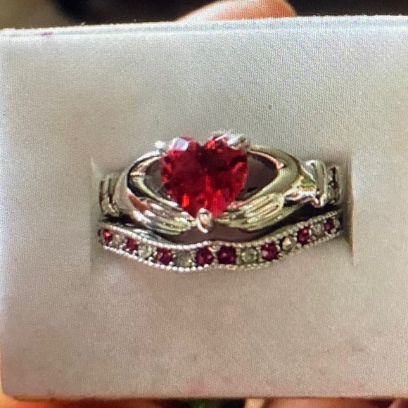Red and white ring set - Picture 2 of 4